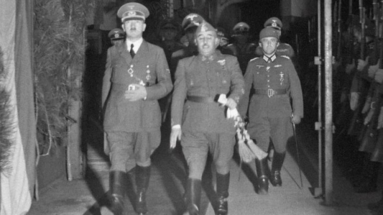 Испанският диктатор е затворил очи в неподходящ момент и е прецакал снимката на фотографа, документирал срещата на Адолф Хитлер с Франциско Франко. Една малка манипулация обаче…