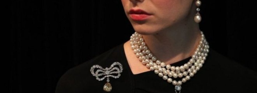 Това е пълният комплект, в който влизат и обиците.