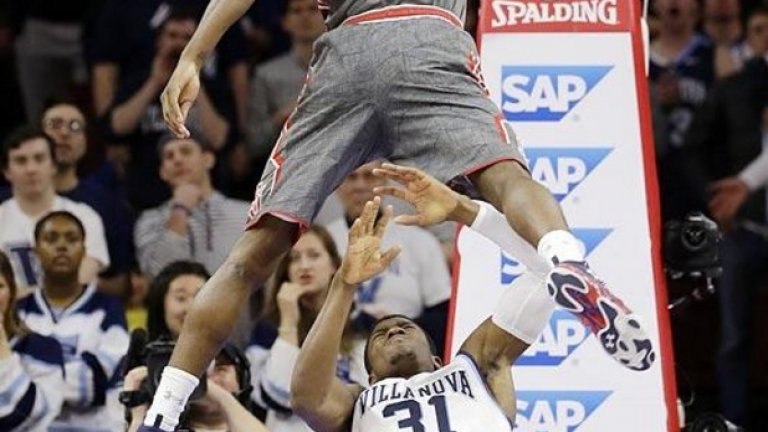 Не, това не е дежавю или стилизиран кадър от миналото. Номер 23, Джордан... Летяща забивка.
Ришийд Джордан от "Сейнт Джон" прегазва Дилън Енис от "Виланова" в колежанското първенство, а кадърът стана култов заради съвпадението на стойка, подход, номер и фамилия - удивително напомнящи Майкъл Джордан.