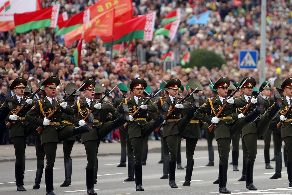 Лукашенко събра хиляди за военния парад в Минск въпреки коронавируса