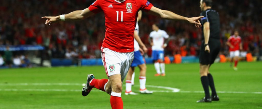С третия си гол на първенството Гарет Бейл оформи крайното 3:0 и поведе в надпреварата за голмайсторския приз
Gareth Bale notches his third goal of the tournament!!#RUS 0-3 #WAL#EURO2016 pic.twitter.com/03SU5mNcoe&mdash; Euro16 Goal (@Euro16Goal) June 20, 2016
