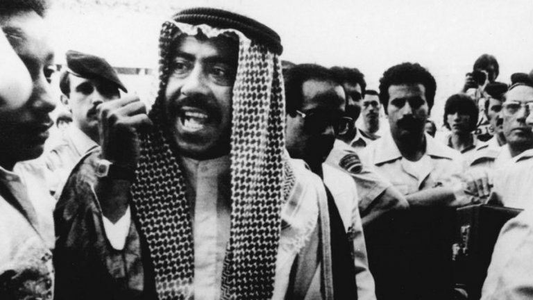 1982: Принц Фахид отменя гола на Франция
Можете ли да си представите, че важна държавна клечка може да отмени гол на световно първенство? И това се е случвало, и то не чак толкова отдавна. На мондиала в Испания през 1982 г. се играе двубоят от груповата фаза между Франция и Кувейт. За всички е ясно, че „петлите“ така или иначе ще победят. В началото на второто полувреме те вече водят с голове на Бернар Женжини, Мишел Платини и Дидие Сикс, преди  Абдулазис Ал Балуши да намали. При резултат 3:1 за Франция Ален Жирес е точен за четвърти път във вратата на кувейтците. 
В този момент кувейтските футболисти чуват познато изсвирване с два пръста от официалната трибуна на стадиона във Валядолид, където се играе мачът. Отгоре слиза принц Фахид, член на управляващата фамилия и президент на футболната федерация на Кувейт. Представителят на династията заявява, че или голът ще бъде отменен заради някакво нарушение на правилата, или отборът ще напусне терена. Уплашен от очертаващия се скандал, украинският съдия от СССР Мирослав Струпар отменя попадението. В крайна сметка Франция печели с 4:1. Реферът Струпар е наказан да не свири повече международни мачове, а принцът отнася глоба от 15 000 швейцарски франка.