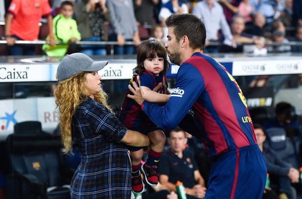 Бременната Шакира донесе на терена преди мача Милан - синът им с Жерар Пике, който почна титуляр за Барселона.