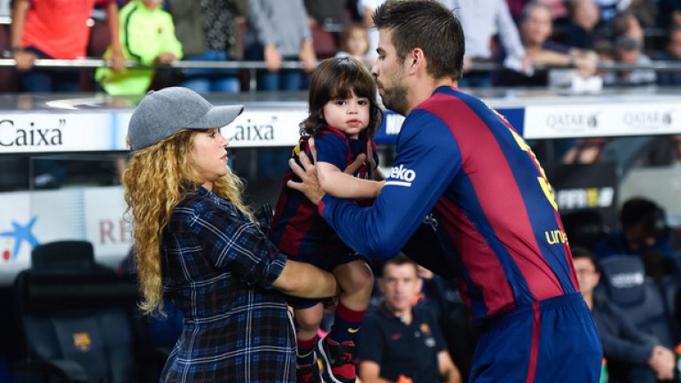 Бременната Шакира донесе на терена преди мача Милан - синът им с Жерар Пике, който почна титуляр за Барселона.