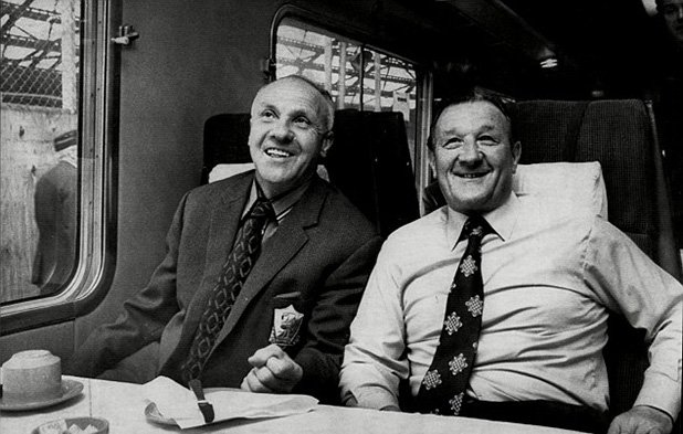 Шенкли пътува във влака с отбора като съветник на наследника си - Боб Пейсли (вдясно). 