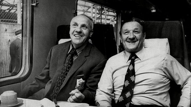 Шенкли пътува във влака с отбора като съветник на наследника си - Боб Пейсли (вдясно). 