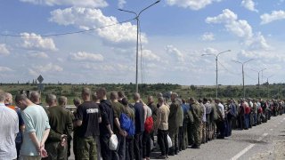 Застрашени са чуждестранни граждани, както и над 100 души от полк "Азов"
