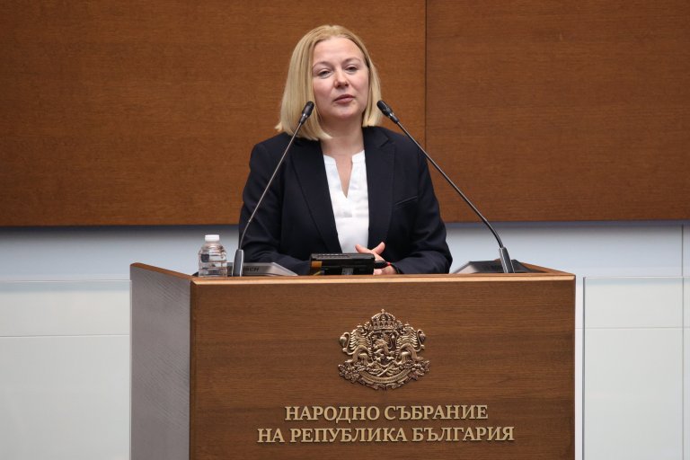 Надежда Йорданова от "Демократична България" акцентира на това, че формацията ще подкрепи мнозинство, което "ще освободи България от проказата на корупцията". България цикли, защото ние не можем да решим простия проблем – че институциите трябва да работят без корупционен натиск", допълни още Йорданова.