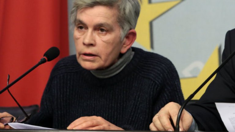 ВЕЛИСЛАВА ДЪРЕВА
Червената барета. Боецът на идеологическия фронт. Изобличителят на всяка антибългарска кампания. Човекът, който извади Гео Милев срещу протестиращите ("Бунтът на ситите"). Връзката между "Капиталът" и Евангелието. Между Ленин и Левски. Дисидентът в партийното ръководство. "Аз съм от хората, които имаха всички причини да напуснат БСП" - казва Дърева. Истината е, че тя ще остави кораба последна. Но ще замести ли капитана? Най-вероятно не - 1%.