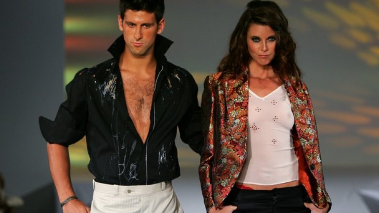 Манекенът Новак. На 20 участва в ревю с модели в Париж, като прави страхотно шоу с походка и лафове.