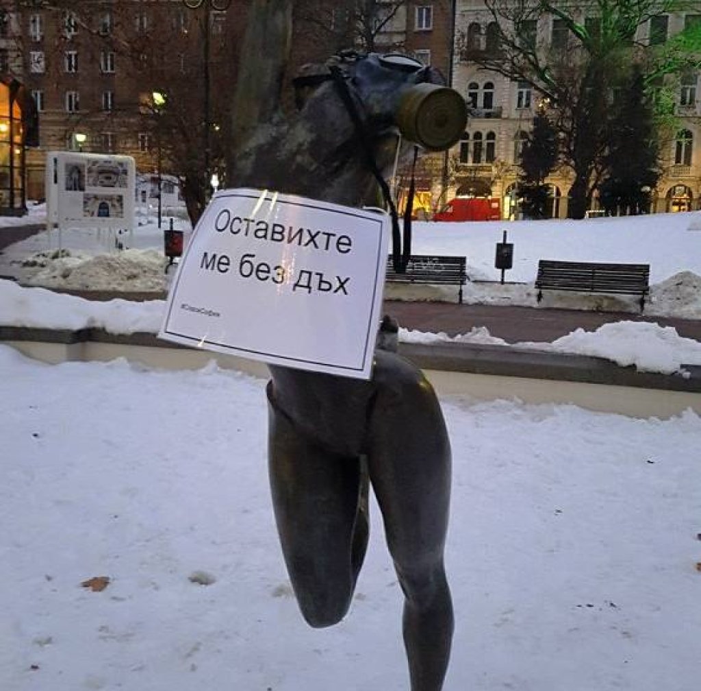 Преди статуята да падне бездиханна.