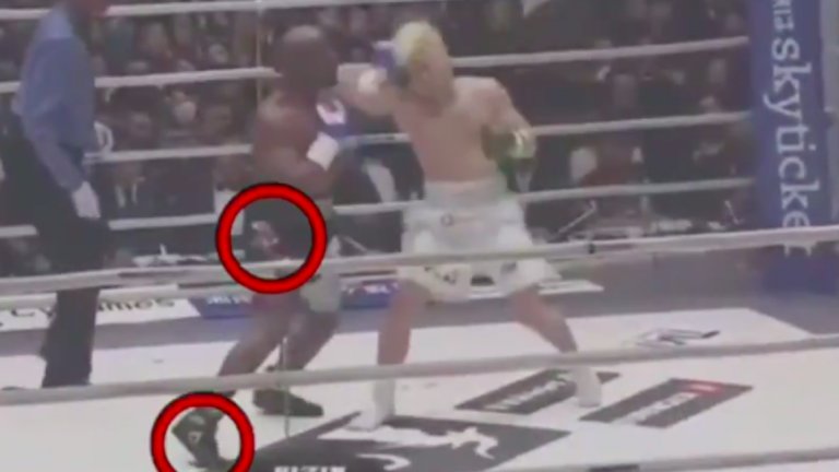 Мейуедър отново удря с отворена ръкавица от лявата страна и се подготвя за десен прав. Силата на удара му зависи много от работата на краката и когато боксьорът удря, трябва да обърне петата и да завърти бедрото си. Но Флойд не го прави.