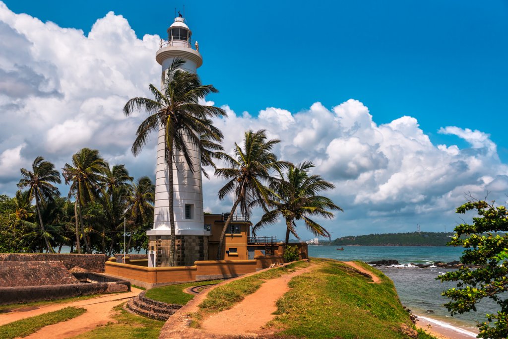 Гейл, Шри Ланка
Намира се на южното крайбрежие на острова и е част от едноименната крепост Гейл. Очарователната ослепително бяла кула, заобиколена от палми, е любимо място за снимки, а самият маяк насочва към пристанището на Гейл. 
Това е и най-старият фар в страната – от 1848 г.