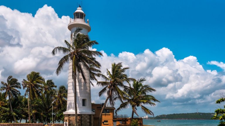 Гейл, Шри Ланка
Намира се на южното крайбрежие на острова и е част от едноименната крепост Гейл. Очарователната ослепително бяла кула, заобиколена от палми, е любимо място за снимки, а самият маяк насочва към пристанището на Гейл. 
Това е и най-старият фар в страната – от 1848 г.