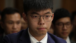 13 месеца затвор за протестиране: Хонконг осъди активиста Джошуа Уонг