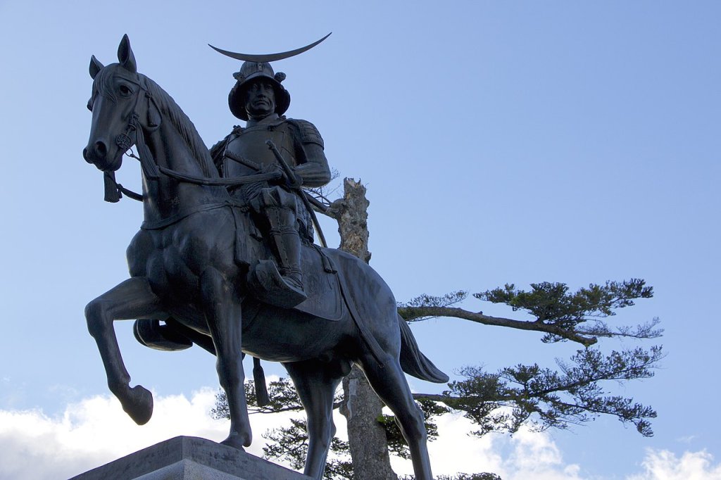 1280px-Statue-of-Date-Masamune-in-Aobayama-Park-Sendai-2016