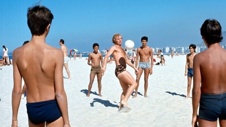 Боби Муур не оставя футбола дори на почивката си в Рио през 1971 г.