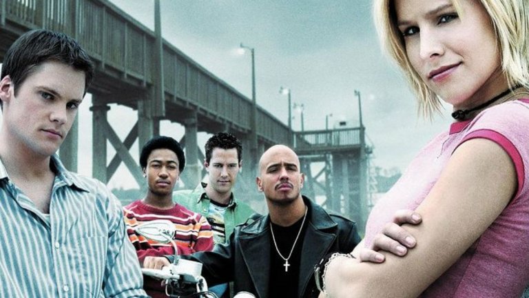 Veronica Mars
В сериала "Вероника Марс" Кристен Бел е в ролята на ученичка, която работи и като частен детектив. Във всеки епизод разрешава различен случай, докато същевременно на заден план се развива и една по-обща история за всеки сезон. Спрян е след три сезона през 2007 г.
След като Warner Bros. отказва да финансира игрален филм, продължение на историята на сериала, създателят му Роб Томас и Кристен Бел се обръщат към феновете. Идеята им събира 2 милиона долара от дарения за едва 11 часа и чупи рекорди в Kickstarter. В крайна сметка Warner Bros. се съгласяват да разпространяват филма.