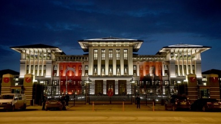 Президентският палат е построен сред градините на Ататюрк в близост до Анкара