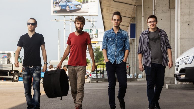 В Innerglow са наясно с особеностите на музикантския живот в България и са свикнали да преодоляват трудностите. А нуждата от редовно пренасяне на техниката приемат като добър знак - защото означава, че концертната им дейност върви