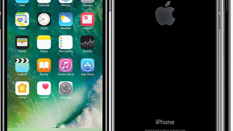 iPhone 7 Plus
Първото устройство на Apple с двойна камера се появи през септември 2016 г. - iPhone 7 Plus има 12-мегапикселова камера с iSight сензор, бленда f/1.8, оптична стабилизация, автофокус с фазова детекция, quad-LED светкавица и втора телескопична леща с 2х оптичен зуум. 
Устройството е с 5,5-инчов full HD екран, 3D Touch система и се захранва от 4-ядрения процесор на Apple A10 Fusion. Има три варианта на модела в зависимост от вградената памет - 32, 128 и 256 GB. iPhone 7 Plus идва със 7-мегапикселова селфи камера, скенер за пръстов отпечатък, стерео тонколони и защита от проникване на вода и прах със сертификат IP67.
