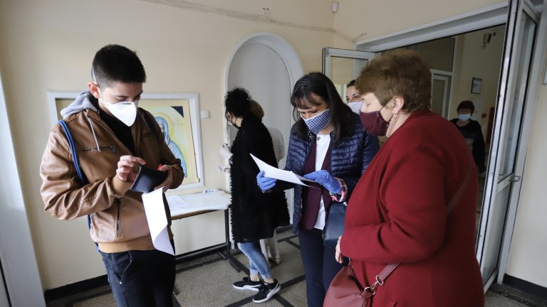 Залите са дезинфекцирани, а на входовете бе измервана температурата на зрелостниците