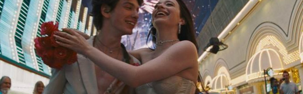 “Анора”
Филмът победител на последния фестивал в Кан започва като най-обикновена романтична история от рода на “Пепеляшка”. Анора (Майки Мадисън) е еротична танцьорка, която след бурна нощ се омъжва импулсивно за Ваня. Той е син на руски олигарх и когато родителите му научават за необмисления му брак, се намесват.
По петите на пресните младоженци са изпратени мутри, а когато напрежението се изостря, Ваня малко по малко се превръща в момченце, уплашено от големите си страшни родители.