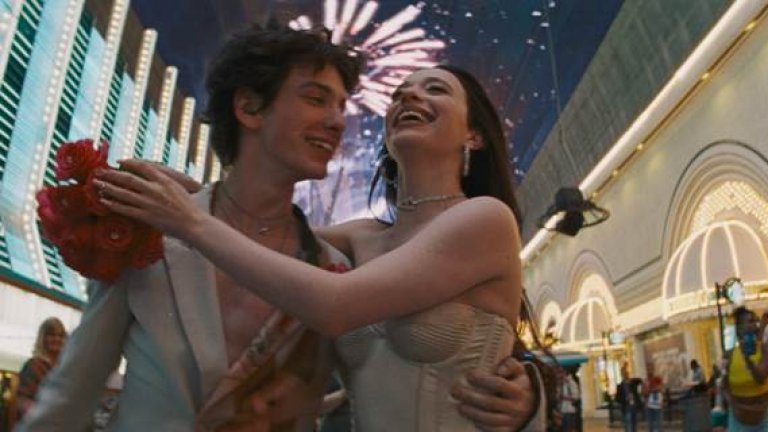 “Анора”
Филмът победител на последния фестивал в Кан започва като най-обикновена романтична история от рода на “Пепеляшка”. Анора (Майки Мадисън) е еротична танцьорка, която след бурна нощ се омъжва импулсивно за Ваня. Той е син на руски олигарх и когато родителите му научават за необмисления му брак, се намесват.
По петите на пресните младоженци са изпратени мутри, а когато напрежението се изостря, Ваня малко по малко се превръща в момченце, уплашено от големите си страшни родители.