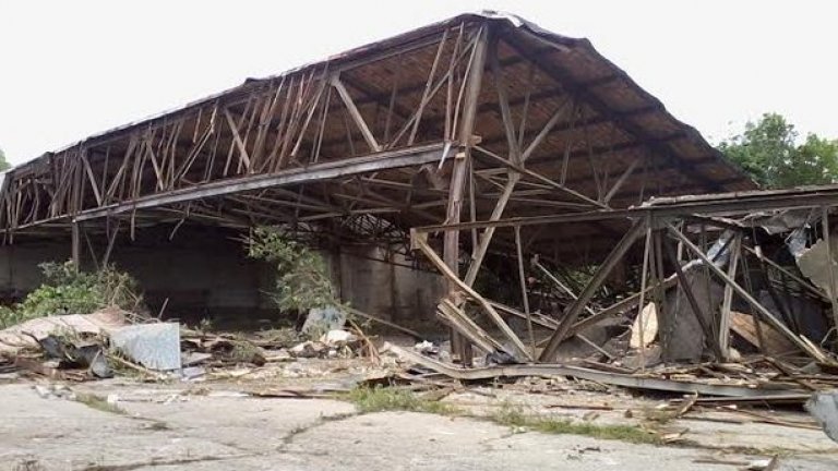 Същият хангар, но вече разрушен на 10 юни 2014 г.
