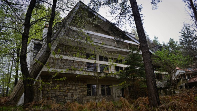 Бившата резиденция на БКП е една от многото изоставени сгради в малкия родопски курорт “Бели брези”