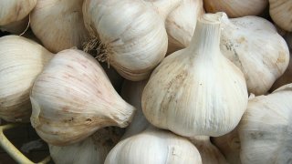 1280px-GarlicBasket