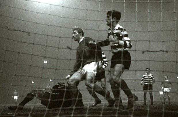 Спортинг Лисабон - Манчестър Юнайтед 5:0, 1964 г., КНК
Това е най-тежката загуба на Юнайтед в Европа. Англичаните пристигат с аванс от 4:1 от първия мач, но са разгромени с пет безответни гола и напускат турнира. Денис Лоу бележи хеттрик в първия мач, но заедно с Чарлтън и Бест не успяват да помогнат на Юнайтед са избегне крушението.