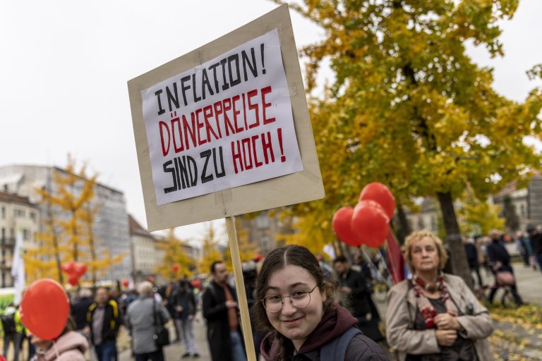 Цената на дюнерите е обект и на протести.