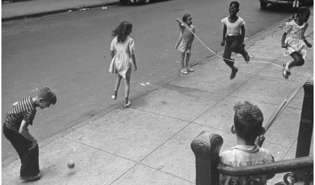 Деца играят на въже на Siegel Street, 1946 година
