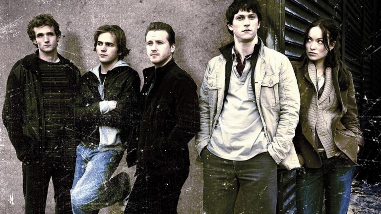The Black Donnellys
С Джонатан Тъкър и Оливия Уайлд в главните роли, този сериал за ирландската мафия определено беше добро попадение. Историята разглежда героя на Тъкър - Томи Донали - вторият от 4 братя от ирландски произход и единственият от тях, който гледа да не се замесва в проблеми и дори има потенциала да влезе в художествена академия. Когато обаче братята му правят поредна "беля" и срещу тях тръгва твърдото ядро на мафията, той трябва да се върне и да се застъпи за тях, превръщайки тази част на Ню Йорк в кървава баня. Междувременно той трябва да си изясни и чувствата, които има към приятелката им от детинство Джени (играна от Оливия Уайлд).
