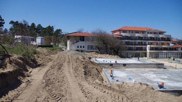 Снимките от започналия строеж не оставят никакво съмнение, че строителството се извършва на самия плаж, който се води публична държавна собственост и в нарушение на Закона за устройство на Черноморското крайбрежие