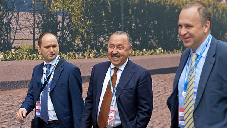 Валерий Газаев (Справедлива Русия). Прочутият футболен треньор (в средата) също е мераклия за политическа кариера. 