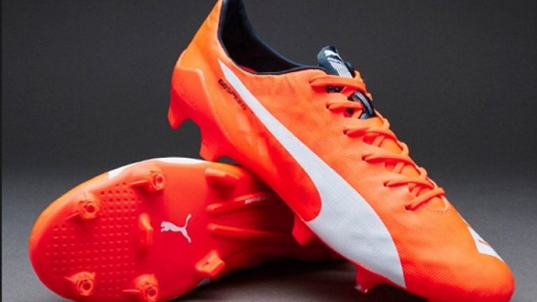 Алексис, добър футболист си. Молим те, обуй едни черни обувки, а не този отвратителен оранжев модел!