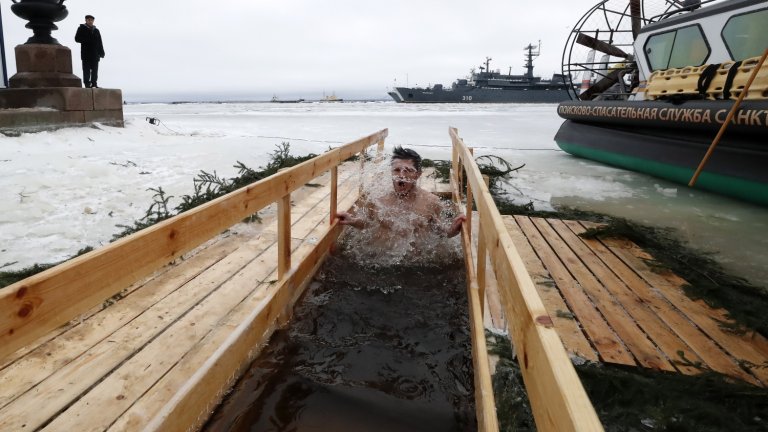 Ледена баня на -20 градуса - как руснаците празнуват Богоявление (снимки)