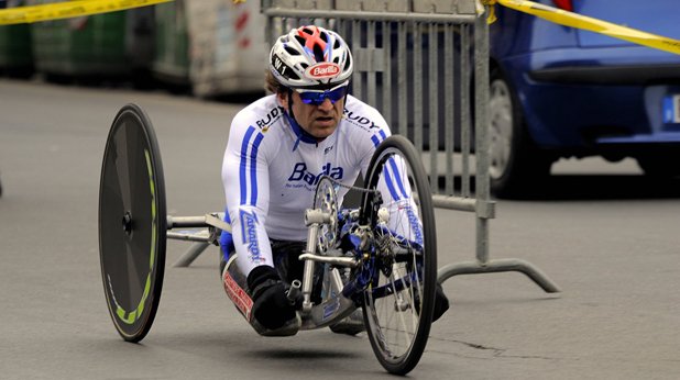 И с протези, Занарди не се отказа. Продължи да се състезава в автомобилизма, а през 2012-а спечели златен медал на параолимпиадата в Лондон във варианта на колоезденето за хора с инвалидност. Невероятен дух, невероятен спортист!