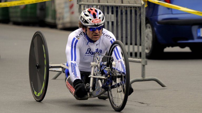 И с протези, Занарди не се отказа. Продължи да се състезава в автомобилизма, а през 2012-а спечели златен медал на параолимпиадата в Лондон във варианта на колоезденето за хора с инвалидност. Невероятен дух, невероятен спортист!