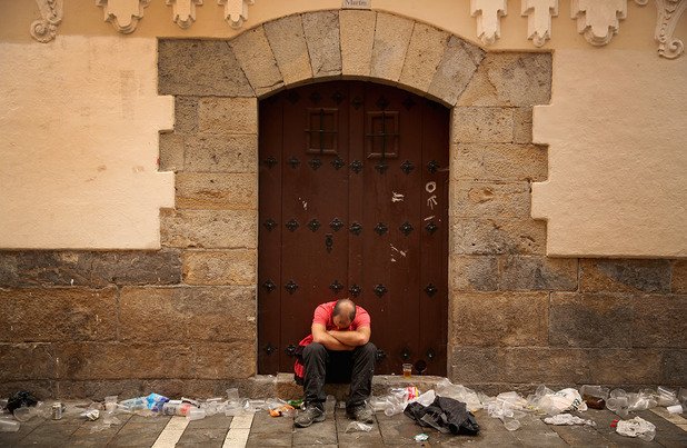 Човек почива на улицата, в очакване на втория ден на фестивала