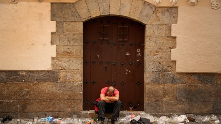Човек почива на улицата, в очакване на втория ден на фестивала