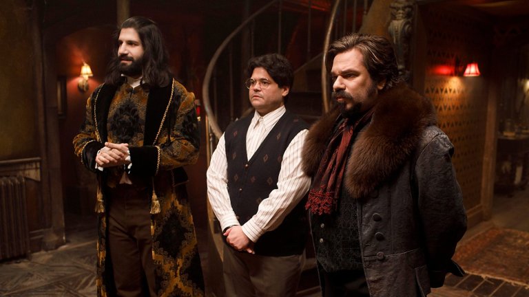 „Какво правим в сенките“
Къде да гледате: в HBO Max
Фалшив документален сериал за група вампири, които живеят заедно в модерна Америка. Те се опитват да се адаптират към съвременния свят, но често попадат в нелепи и смешни ситуации. Хуморът идва от сблъсъка на техния старомоден манталитет с днешната реалност.