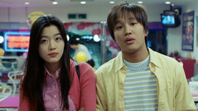 My Sassy Girl / "Моето дръзко момиче" 
Преди всичко - ако ще се спирате на този трогателен и забавен филм, определено нека бъде корейският оригинал от 2001 г. Главен герой тук е Гион-Ву - смотан младеж, който просто се опитва да се провре през живота с възможно най-малко неприятности. Една вечер в метрото той попада на "Момичето" (тя така и не бива назована през целия филм), което е пияно до несвяст. Тази среща обвързва двамата с невидима нишка и макар Момичето да тормози Гион-Ву постоянно, двамата си помагат да се променят и да се отърсят от тежестта на миналото. Филмът е безкрайно забавен и смешен, но на места ще ви остави да се борите със сълзите. Едно е сигурно обаче - чувството, което остава накрая е изключително топло.