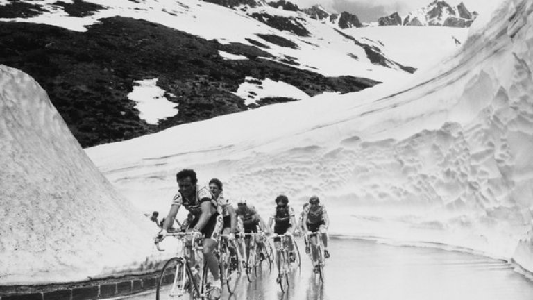 Ясно е кой води колоната в снега на прохода Сен Готард в Алпите по време на "Тура" за 1986 г.