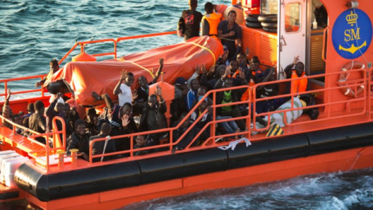 В четвъртък плавателен съд, натоварен с мигранти, които се надявали да пресекат Средиземно море от Либия до Италия, потъна край либийския град Зуара