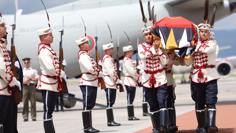 Положиха тленните останки на цар Фердинанд в двореца "Врана" (видео и снимки)