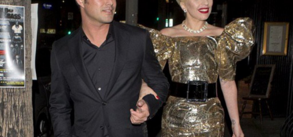 Така се появи на партито в навечерието на рождения си ден Гага, под ръка с годеника си. Нищо шокиращо в сравнение с предходните й изпълнения и костюми...

Вижте галерията