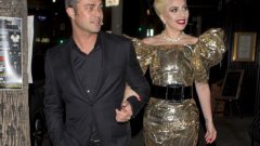 Така се появи на партито в навечерието на рождения си ден Гага, под ръка с годеника си. Нищо шокиращо в сравнение с предходните й изпълнения и костюми...

Вижте галерията